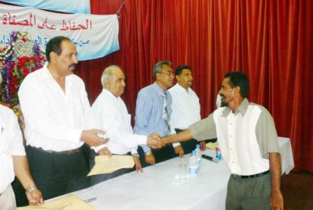 فتحي سالم يكرم أحد العمال في الحفل السنوي/ أمس